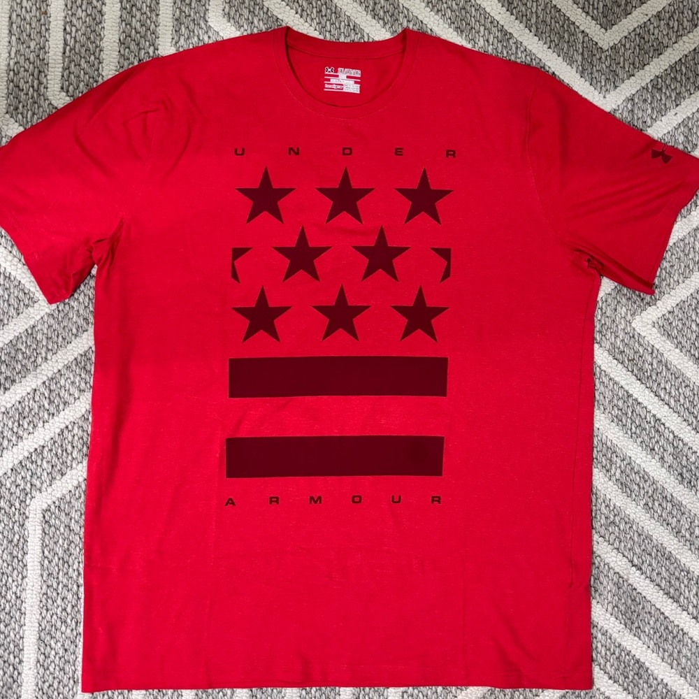 UNDER ARMOUR Red STARS & STRIPES (2XL)
LOOSE FIT / HEATGEAR / ATHLETIC T-SHIRT